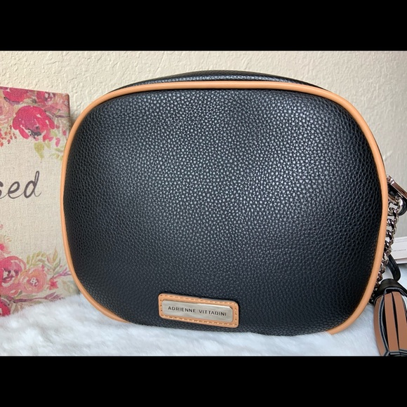 A Vittadini crossbody - Picture 2 of 9